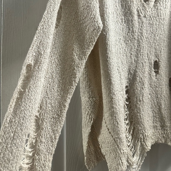 🆕 Karlie Distressed V-Neck Sweater Size Medium - Picture 2 of 9